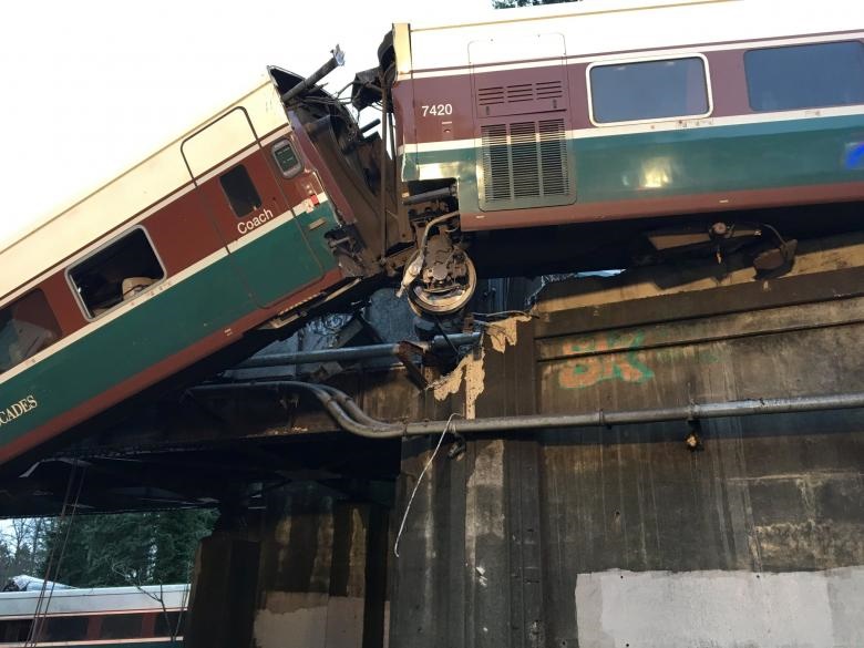 تصاویر | واژگونی مرگبار قطار مسافربری در واشنگتن و سقوط روی بزرگراه